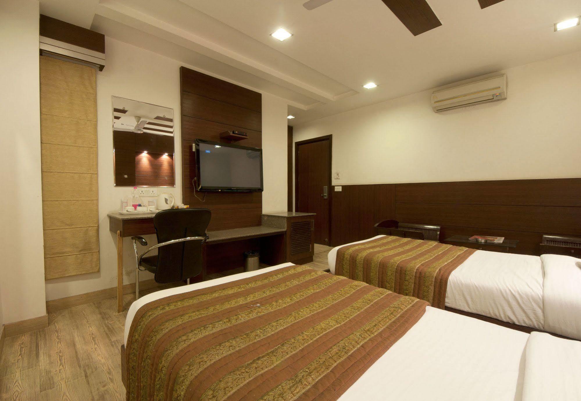 Hotel Amaltas International - Delhi-16 Nueva Delhi Exterior foto