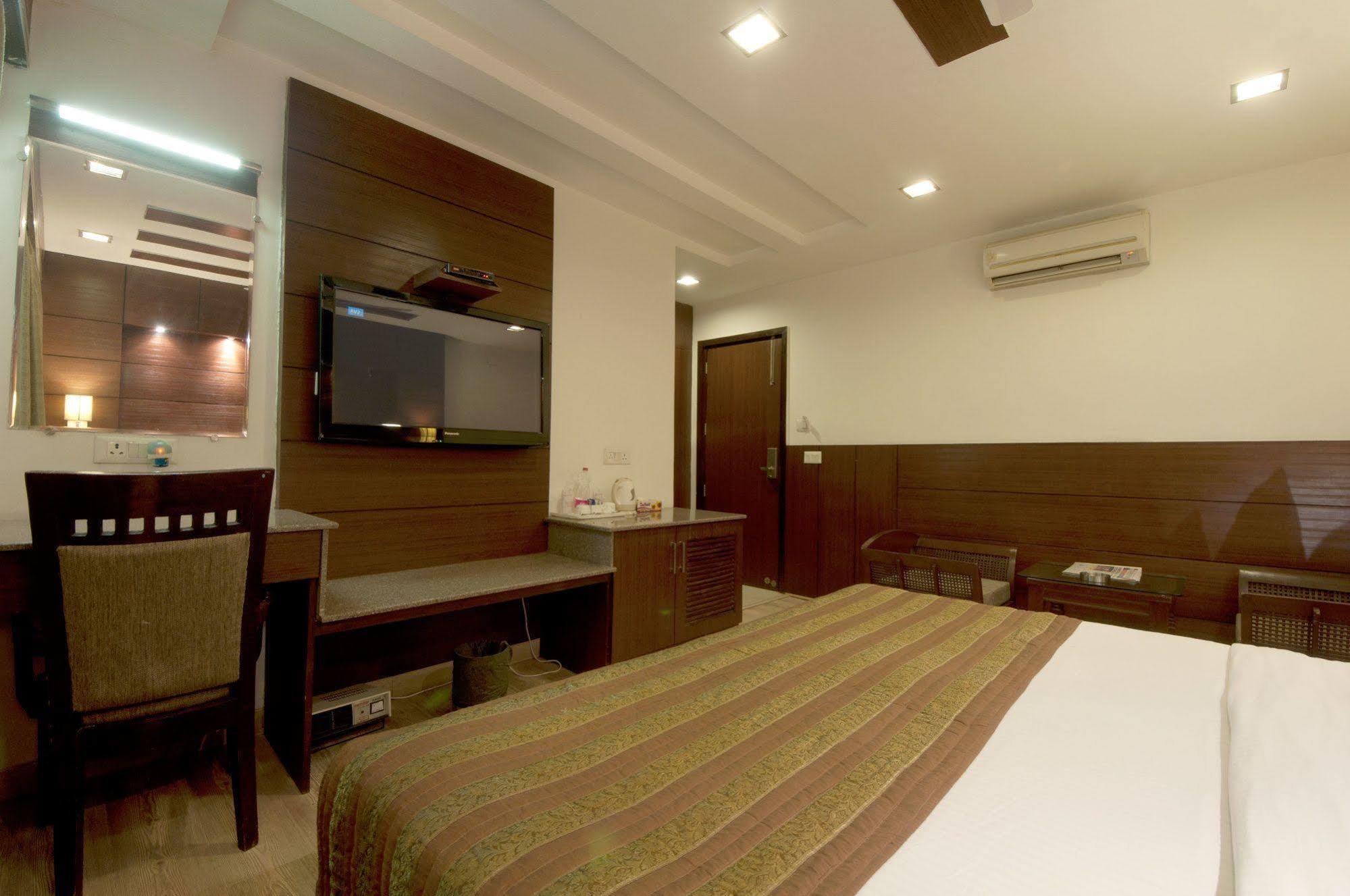 Hotel Amaltas International - Delhi-16 Nueva Delhi Exterior foto